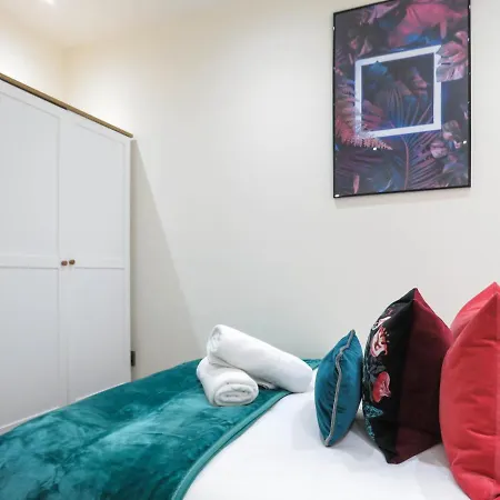 Appartamento Tudors Esuites Four Bedroom House Birmingham