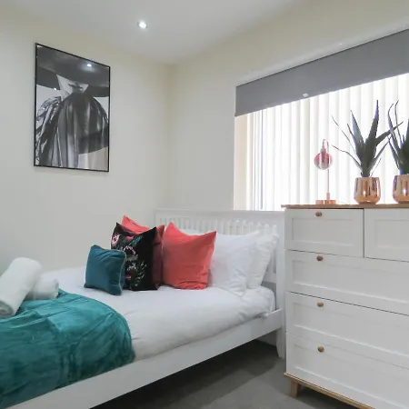 Tudors Esuites Four Bedroom House * Birmingham