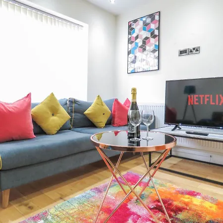 Tudors Esuites Four Bedroom House * Birmingham