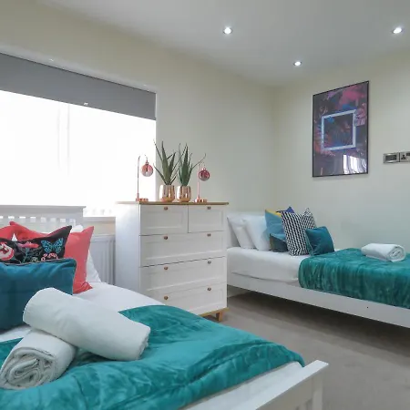 Tudors Esuites Four Bedroom House Appartamento Birmingham