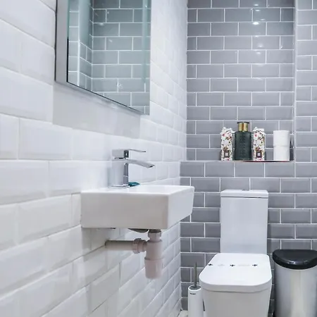 Tudors Esuites Four Bedroom House Appartamento Birmingham